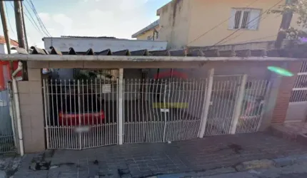 Casa com 4 cômodos + 4 casas de 2 cômodos e banheiro