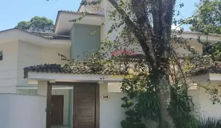 Casa de alto padrão a venda na Serra da Cantareira, condomínio fechado.