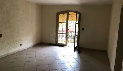 Sobrado em estilo colonial, localização privilegiada, área militar e arborizada. 10 vagas cobertas.