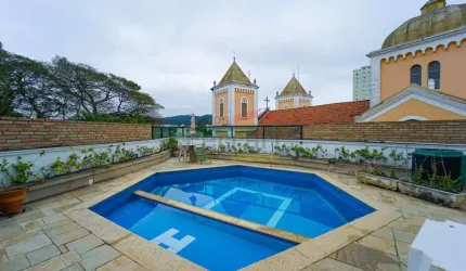 Luxuosa mansão, em condomínio moderno, seguro e bem localizado com vista para serra.