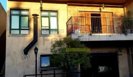 Sobrado auto padrão na Vila Paiva, com 4 suítes, 8 vagas, piscina com aquecimento a gás.