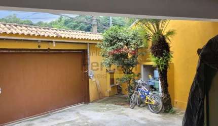 CASA TERREA NO HORTO FLORESTAL SENDO 2 DORMITÓRIOS, 1 SUÍTE, 5 VAGAS, ÁRVORES FRUTÍFERAS, 420M²