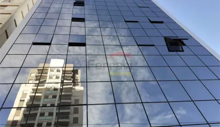 Prédio comercial ao lado do metro Santana