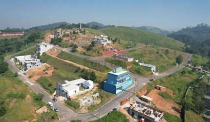 Vende Casa Nova no Condomínio Real Park com Piscina- Santa Isabel