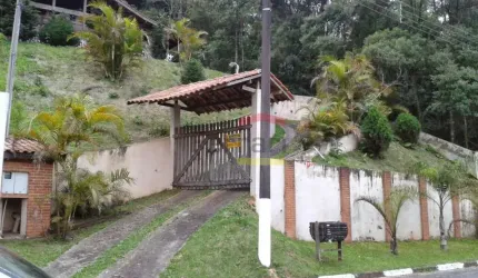 Casa aconchegante em meio a Serra da Cantareira, no loteamento Pq Suíça com 120m de área útil, toda