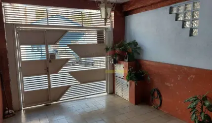 Sobrado localizado na agua fria com 2 dormitórios e 1 vaga