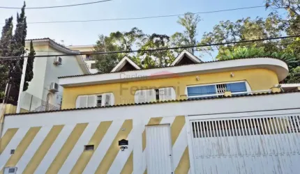 Casa Assobradada no Jardim França com 4 suítes, piscina e 7 vagas, próximo ao TriMais