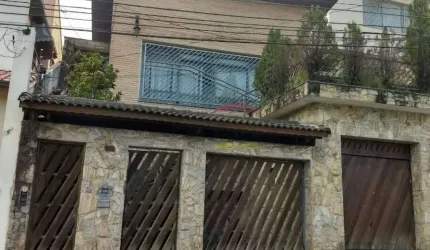 Casa Assobradada  à Venda no Jardim França com 3 dormitórios, 1 suíte, 3 vagas de garagem
