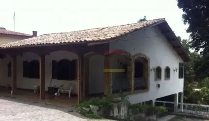 Casa antiga com otimo terreno.