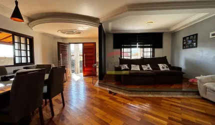 Sobrado à venda com 4 dormitórios e 4 vagas no Jardim Jaraguá