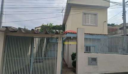 Sobrado 2 dormitórios, 2 vagas, vago. No Parque Vitória. Rua tranquila.