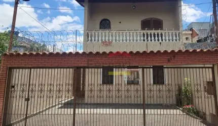 Sobrado 3 suítes, 3 vagas, Varanda, Área gourmet com churrasqueira, quintal, entrada lateral.