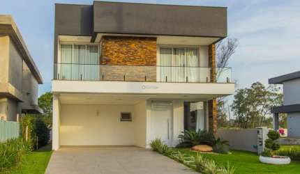 Casa de Condomínio com 4 suítes