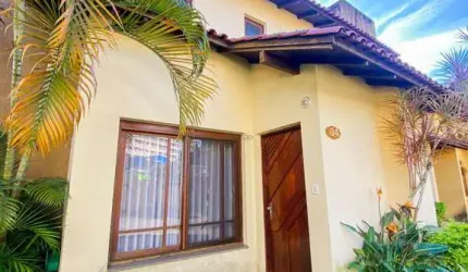 Casa 3 dormitórios em Condomínio - Venda