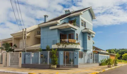 Sobrado com 3 Quartos e 4 banheiros à Venda no centro de canoas.