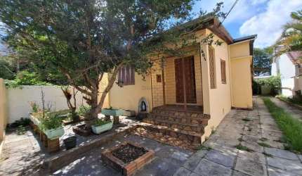 Casa 04 dormitórios e anexo fundos Bairro Harmonia