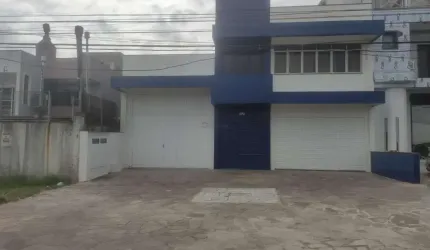 Prédio comercial com 02 lojas e escritórios