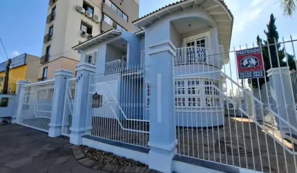 Linda casa de esquina com 03 dormitórios no Bairro Centro