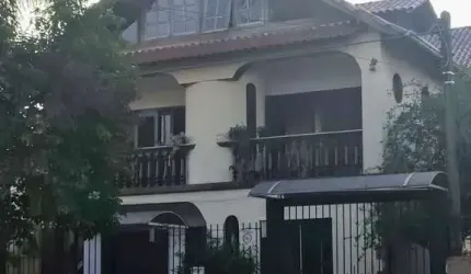 Casa Igara, parte de cima com pátio churrasqueira e mais dois quartos com banheiro e cozinha separados, no terreno. No Bairro calmo  - Igara