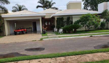 Casa de condomínio para venda tem 268 metros quadrados com 3 quartos
