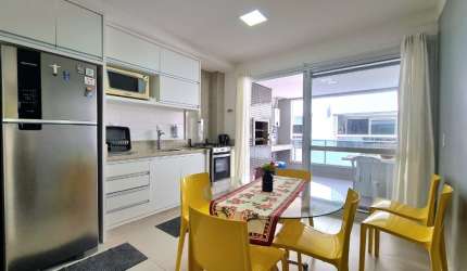 Apartamento totalmente mobiliado a apenas 290m do mar com 2 suítes, condomínio completo, localizado no Ingleses norte, Florianópolis.