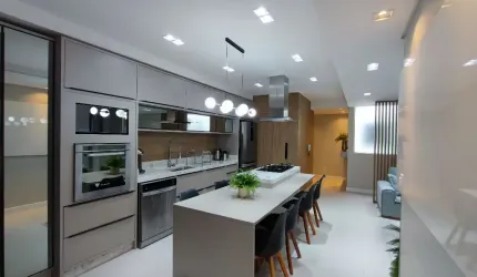 Apartamento três dormitórios mobiliado e decorado próximo a praia
