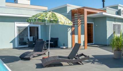 Casa térrea em condomínio fechado 3 dormitórios duas suítes  com piscina mobiliada