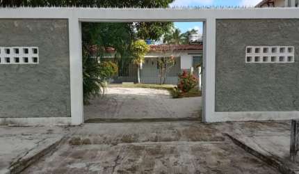 Casa na praia de Tamandaré, Campas, com três quartos, próximo a praia, com um jardim grande.