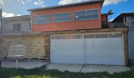 Casa 3 Q 1 suíte, 1 vaga coberta. Não permite animais.