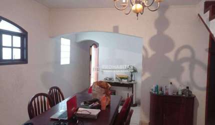Sobrado com 3 Dormitórios e Suíte, Área de Churrasco e Localização Privilegiada