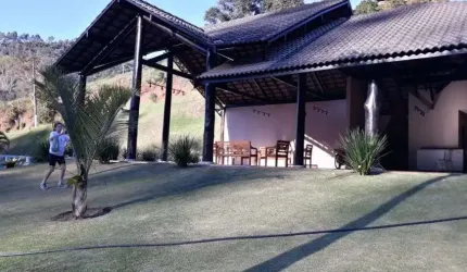 Casa em condomínio com três quartos para locação e venda no bairro Bonsucesso,Teresópolis-RJ