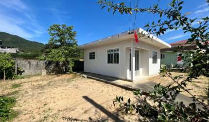 CASA COM DOIS QUARTOS EM AREIAS DO MEIO BEM CENTRALIZADA