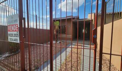 Bela casa de2 dormitórios com pátio