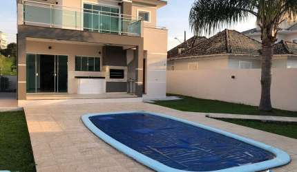 Casa a Venda com piscina, 3 quartos sendo 1 suíte master no Pedra Branca -250m²