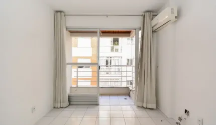 APARTAMENTO SEMIMOBILIADO COM 2 SUÍTES E 1 VAGA DE GARAGEM NO CENTRO DE FLORIANÓPOLIS