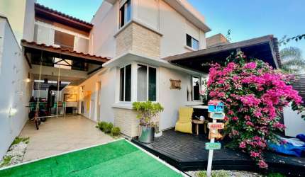 Casa de 3 dormitórios, 2 suítes, 2 vagas de garagem no Campeche por R$ 1.100.000,00