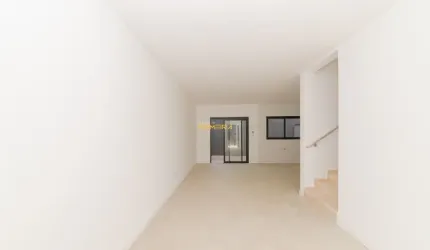 Sobrado Moderno com Terraço e Quintal no Uberaba – 3 Quartos, 1 Suíte e 2 Vagas!