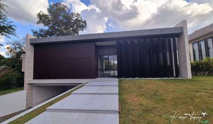 Casa térrea moderna à venda no Aldeia do Vale com 4 suítes e lazer completo