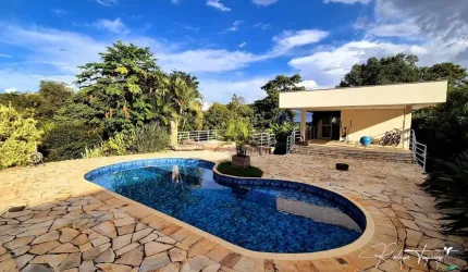 Casa térrea à venda no Aldeia do Vale com 4 suítes, piscina aquecida e ampla área verde