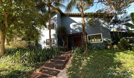 Sobrado à venda no Aldeia do Vale com 4 suítes, varanda gourmet e lazer completo