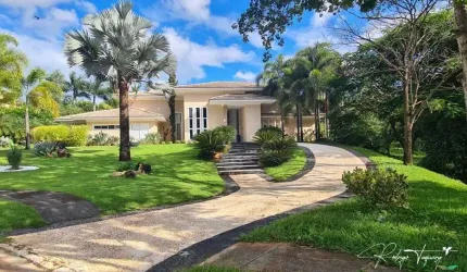Casa térrea à venda no Aldeia do Vale – 4 suítes, lazer completo e vista para o bosque e lago