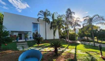 Sobrado à venda no Aldeia do Vale com 3 suítes, projeto Leo Romano e integração total à natureza