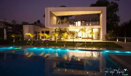 Sobrado novo à venda no Aldeia do Vale – Fundo de lago, 4 suítes, piscina com raia e lazer deslumbrante