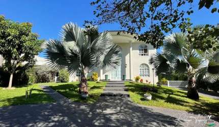 Sobrado à venda no Aldeia do Vale com 4 suítes, 2 lofts independentes, lazer completo e localização privilegiada