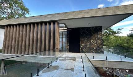 Casa de alto padrão com 6 suítes e lazer completo no Aldeia do Vale
