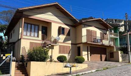 FLUENCE IMÓVEIS VENDE CASA COM 3 MORADIAS JÁ LOCADAS EM TERRENO DE 541,80 M2 NO BAIRRO LICORSUL EM BENTO GONÇALVES.