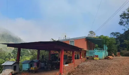 Linda área de terra com 2 casas e um pavilhão