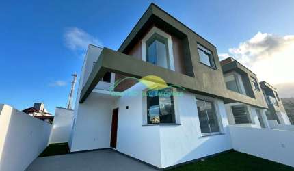 Casa de dois pavimentos, financiável, com 3 quartos, um deles suíte, a 450 metros da Praia dos Açor