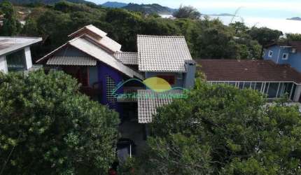 Casa de alvenaria de dois pavimentos com 210m², a 85 metros da Praia da Armação do Pântano do Sul -