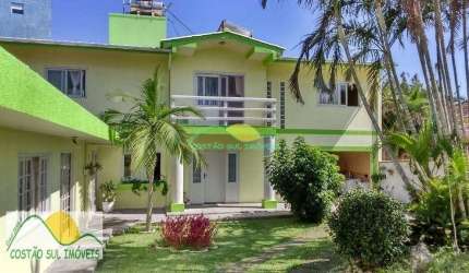 Linda casa com 4 dormitórios, terreno com 1.145m², em rua sem saída e a 400 metros da praia do Morr